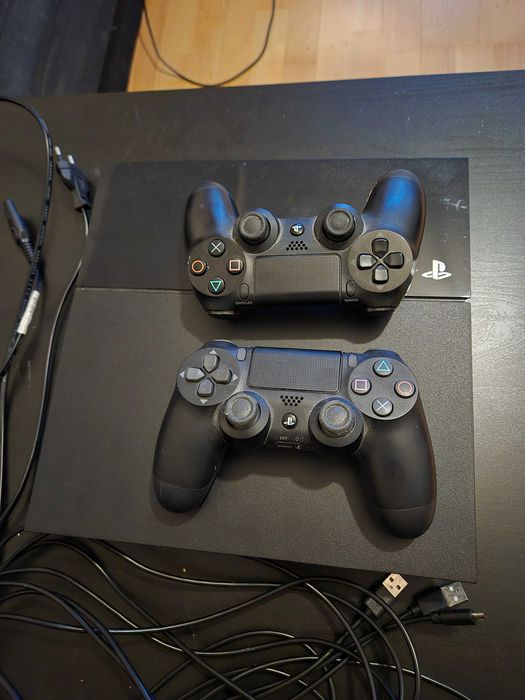 Sony Playstation 4 modeul CUH-1116A 500 GB + 2 oryginalne pady