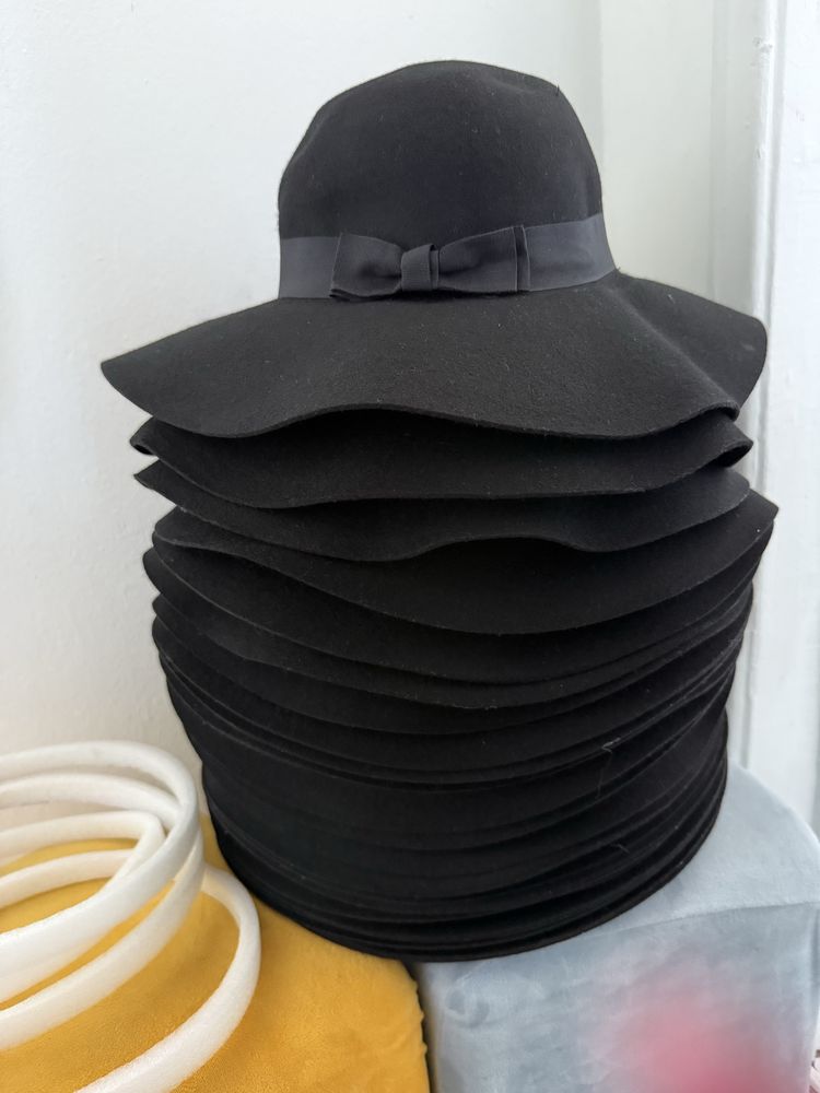 Chapeu com laço preto.