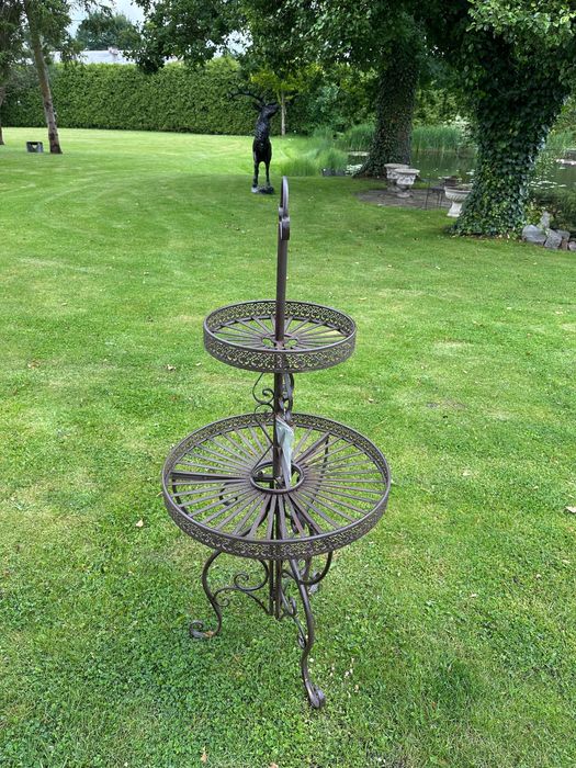 Dekoracja ogrodowa kwietnik