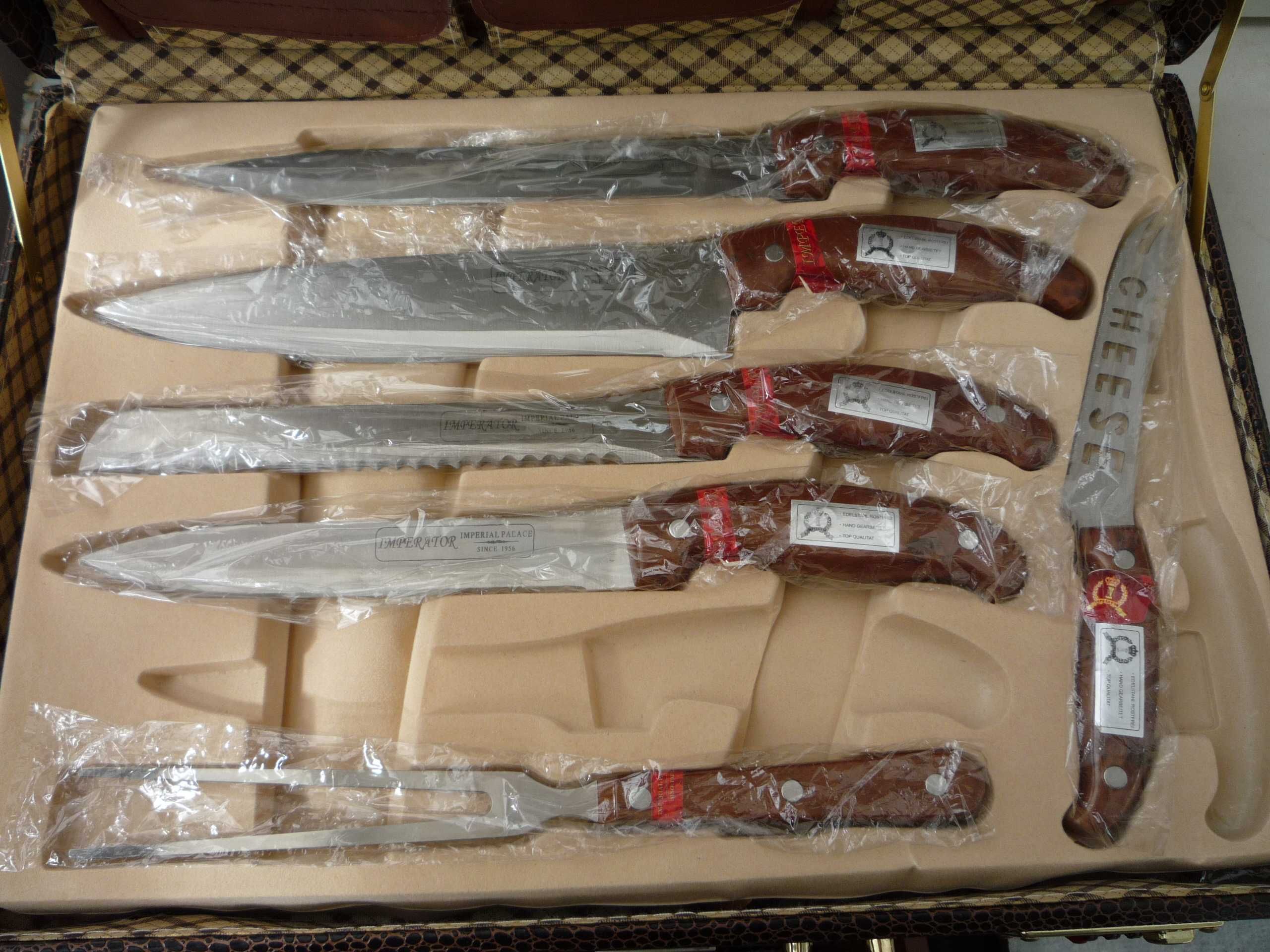 Набор ножей, вилок в кейсе (не полный) можно яруса отдельно