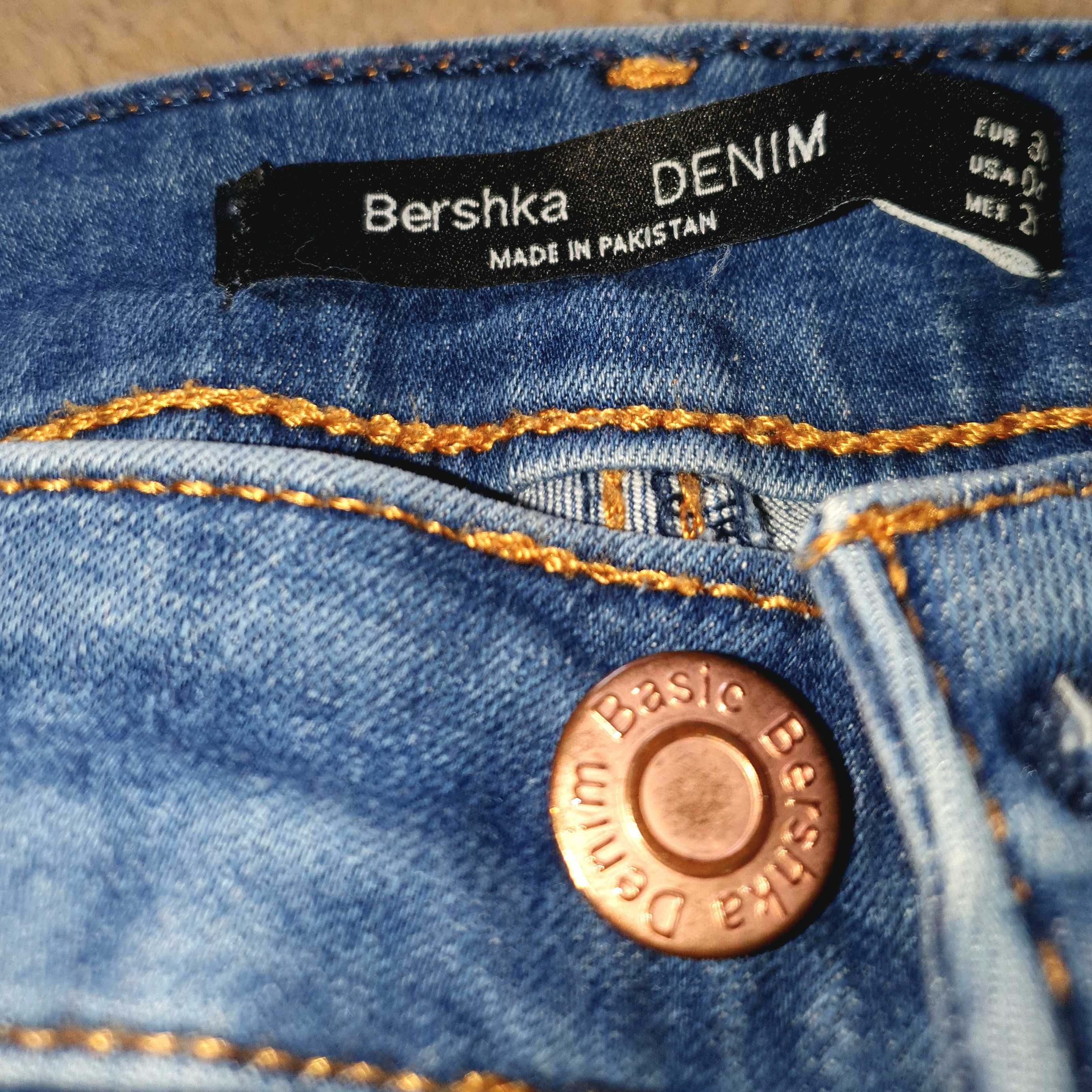 Dżinsy "rurki" damskie z dziurami od Bershka