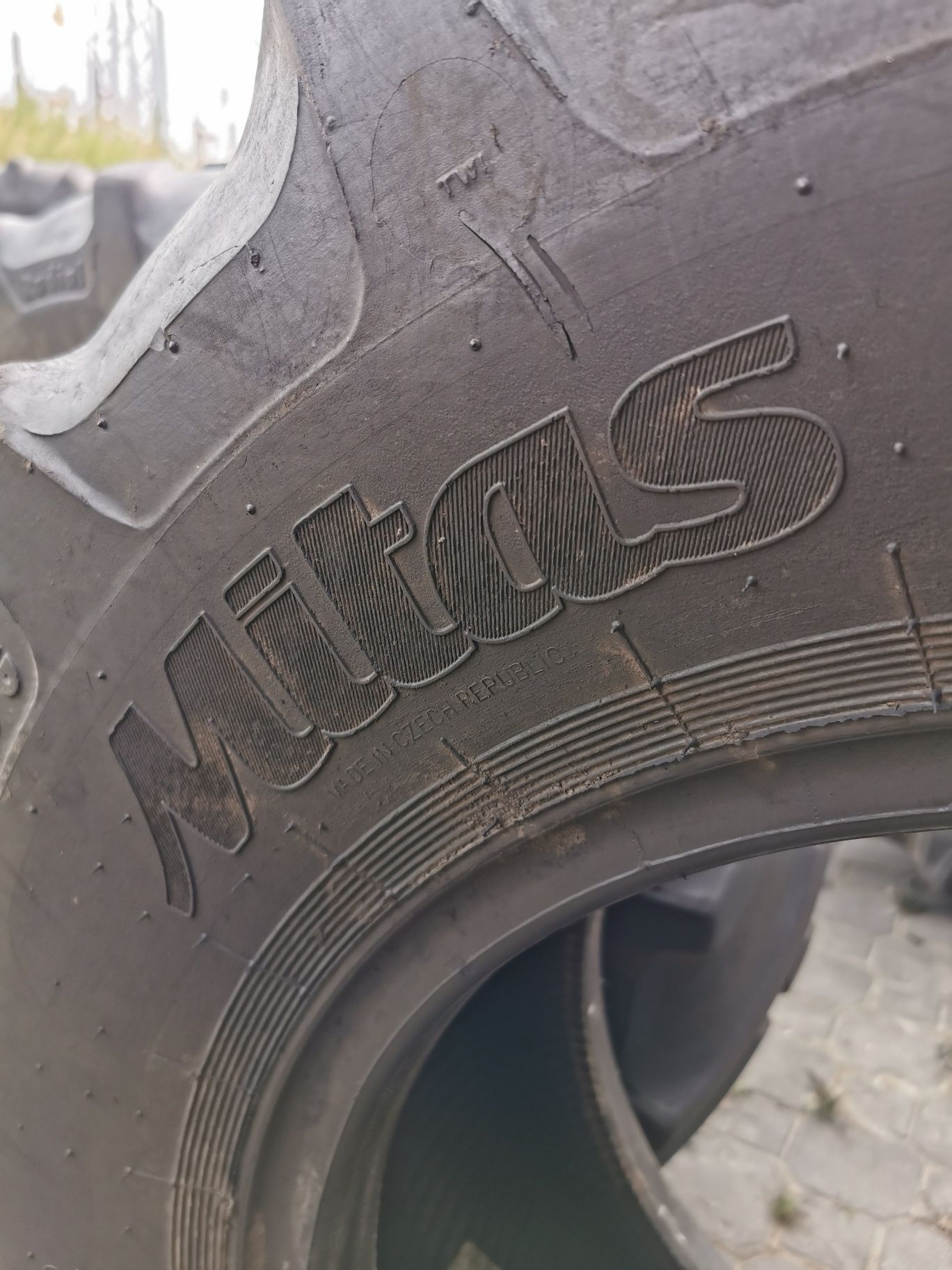 Para opon 375/70R20 MPT Mitas AC 70C