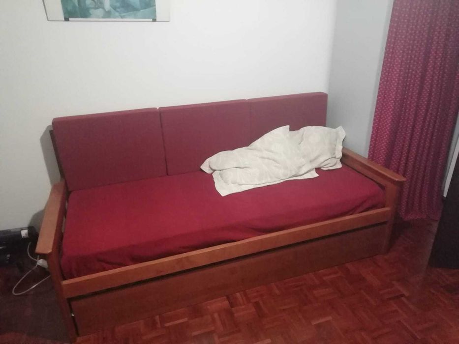 Cama dupla / sofá (inclui dois colchões com muito pouco uso)