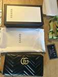 Czarny skorzany portfel Gucci