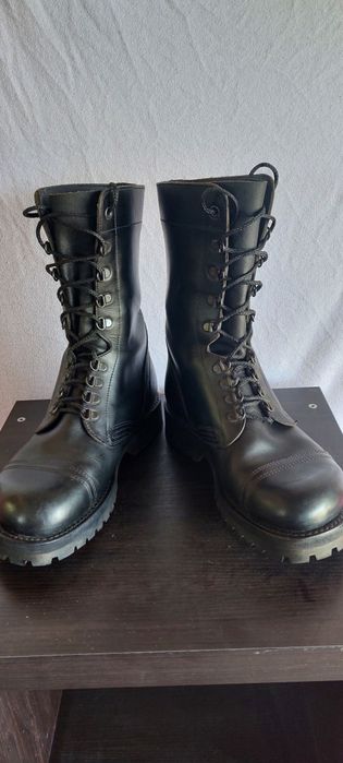 Botas de tropa pretas em
pele.


⁃ Fecho com atacadores
⁃ Cano alto.
⁃