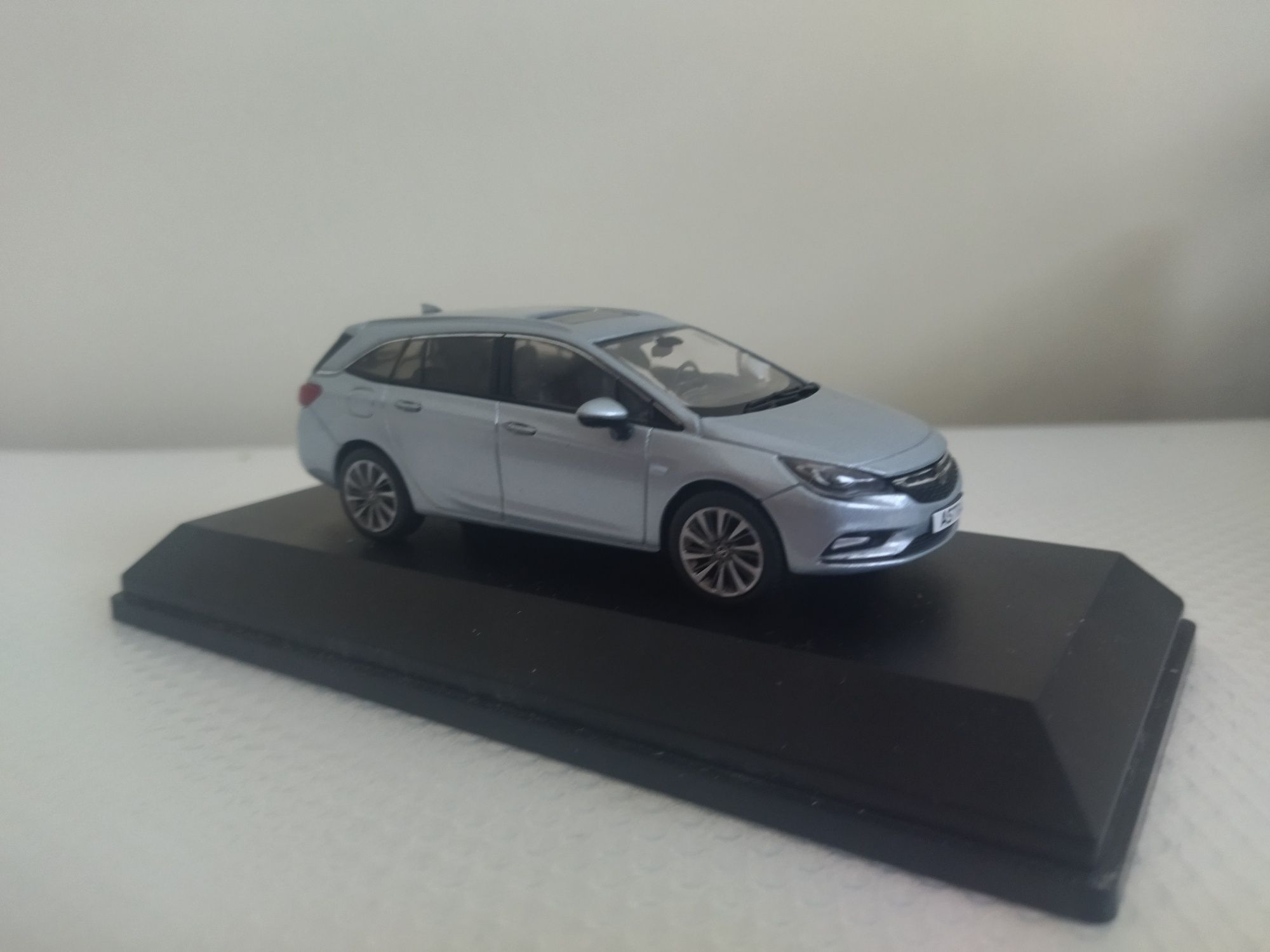 Miniatura Opel Astra ST 1/43 Nova