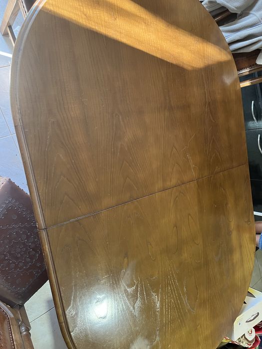 Mesa com cadeiras em bom estado