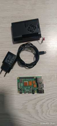 Raspberry pi 4 (etui+ USB C) + raspberry pi 3 + mini android tablet.