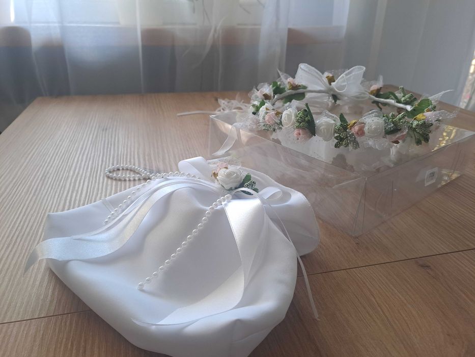 Wianek komunijny i torebka