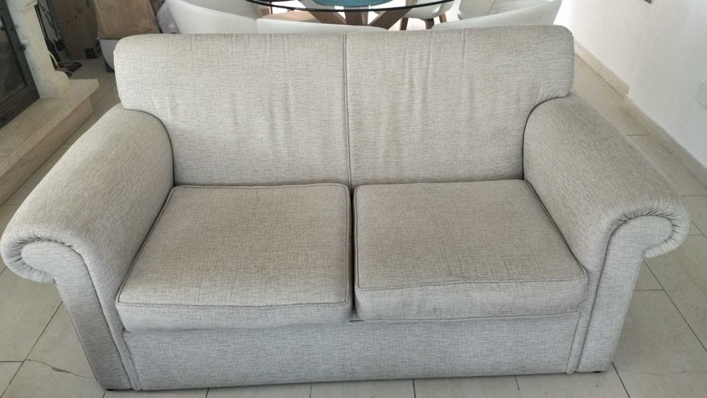 Sofá de 2 lugares bege em bom estado
