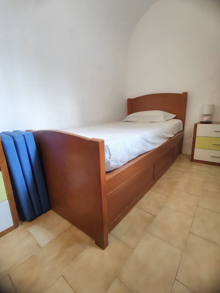 Mobília de quarto em madeira maciça
