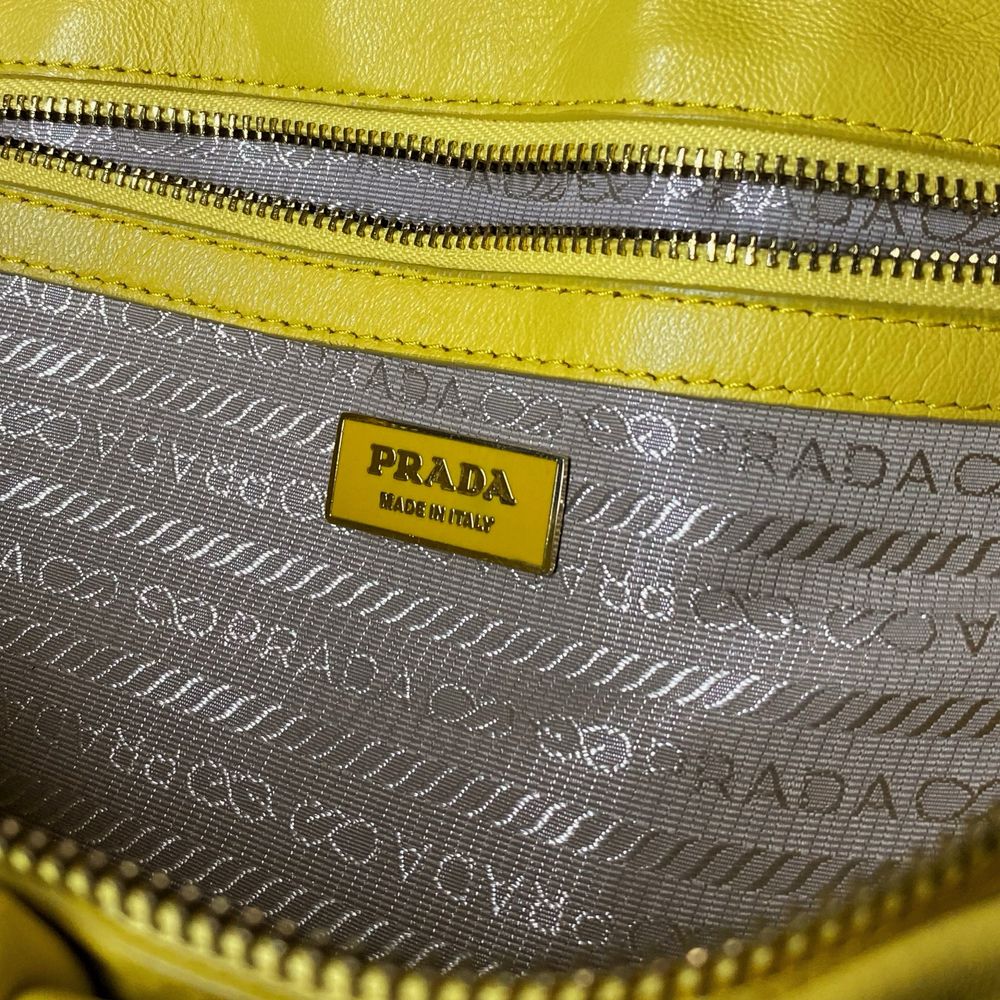 Женская кожаная сумка Prada tote bag оригинал