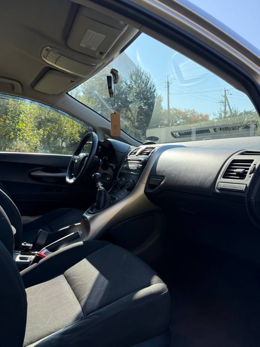 Toyota auris 2010 1.4 MT