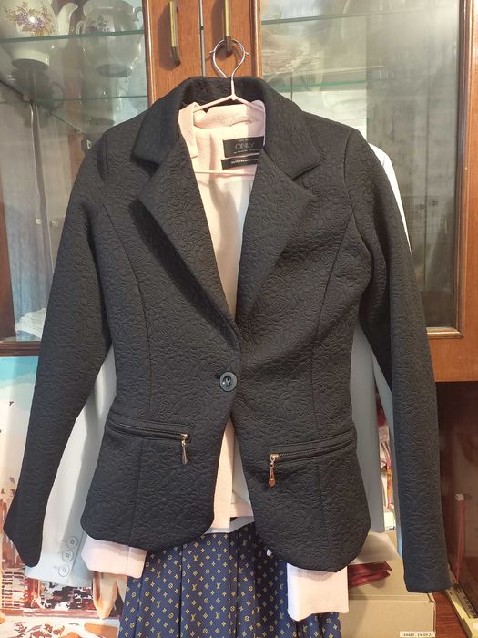 Продам красивий блакитний жіночий піджак, ніжна дуже приємна тканина!