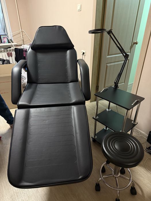 Косметологічна кушетка . Столик . Лампа-лупа. Стілець