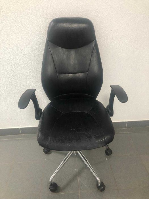 Cadeira Executiva Ergonómica STAPLES – Base Cromada 5 Rodas giratórias