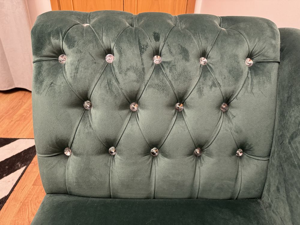 Sofá chaise longue capitone verde