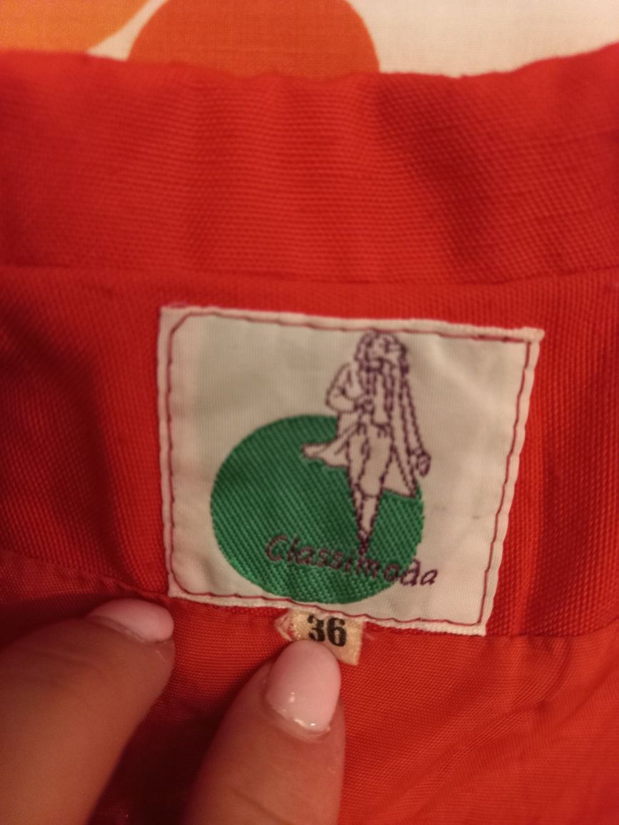 Blazer alinhado vermelho com botões dourados