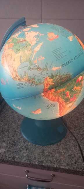 Globo terreste mapa mundo países animais criança com luz