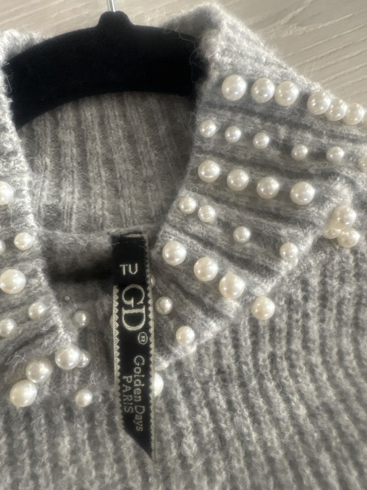 Szary mięciutki sweter golf z perełkami oversize