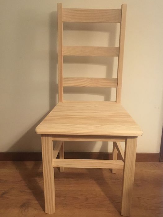 Cadeira em madeira maciça
