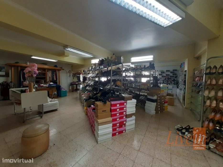 Loja de Pronto-a-Vestir e Sapataria com Armazém em Póvoa de Santo A...