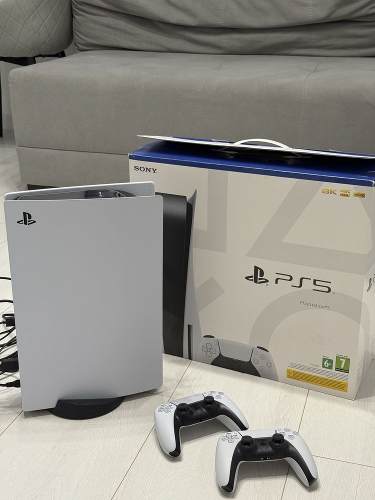 PlayStation 5 + 2 оригинальных геймпада