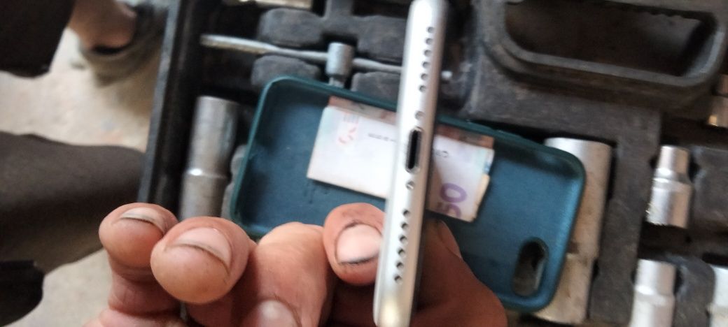 Продам Айфон 8 /64ГБ белого цвета