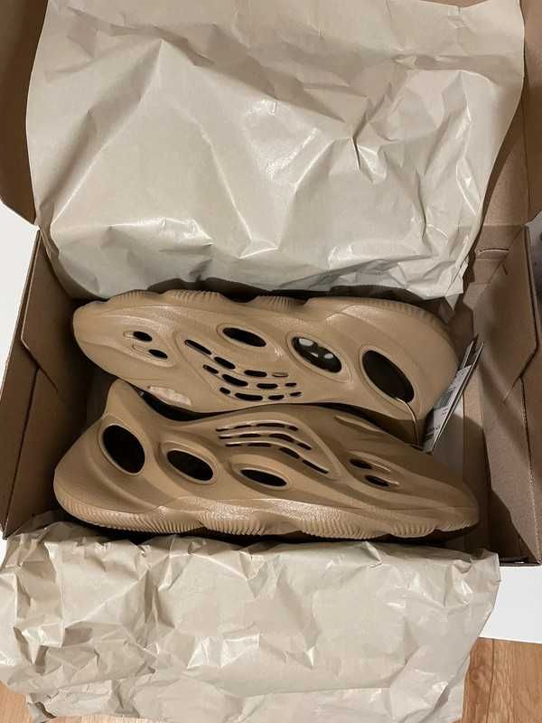 Yeezy foam rnr clay taupe