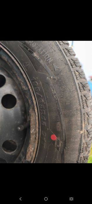Komplet opon zimowych z felgami stalowymi 195/65 R15 91T, rocznik 2024