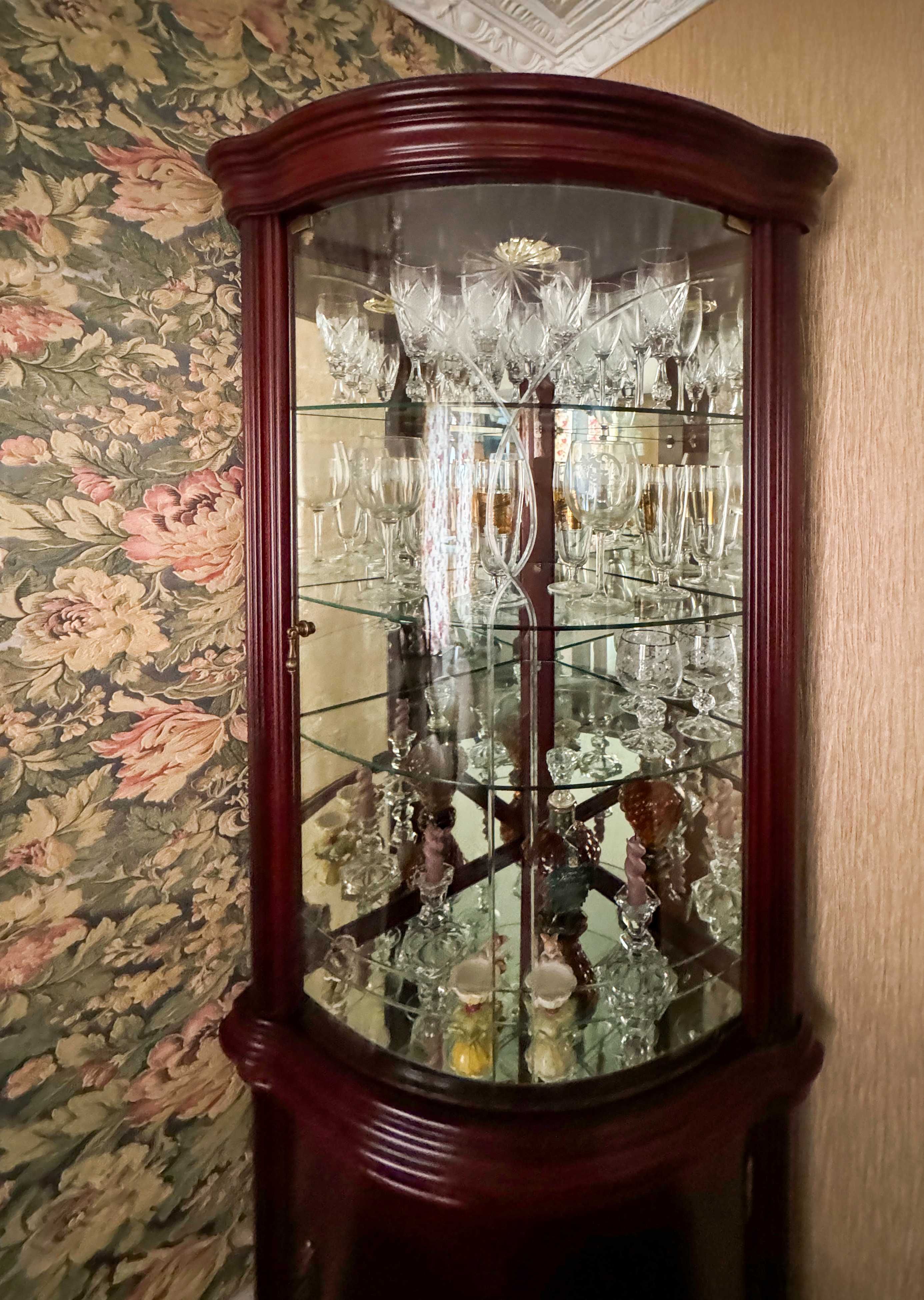 Vitrine Louceiro Cantoneira em madeira. Como novo.