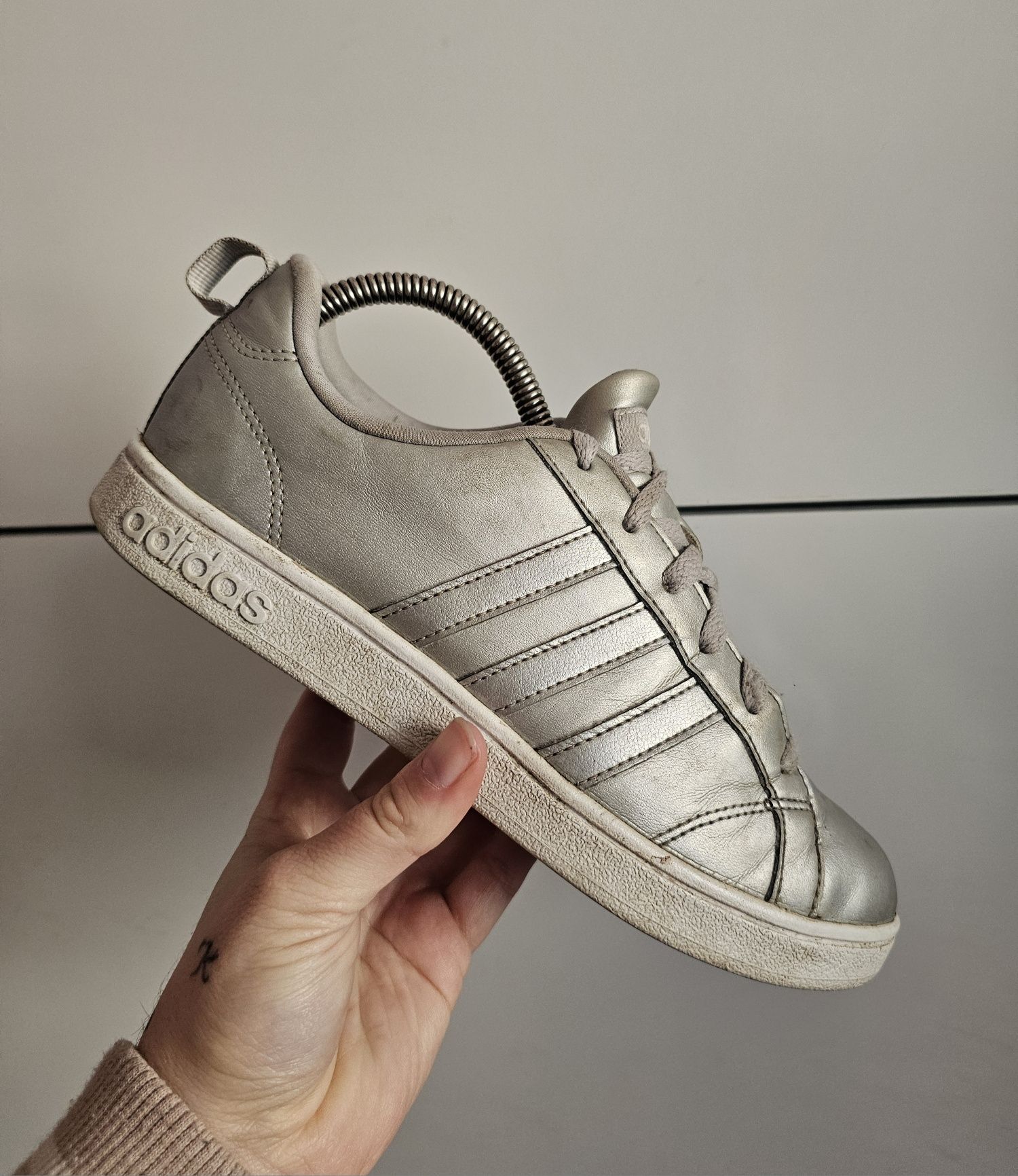 Sprzedam buty damskie srebrne trampki adidas advantage rozmiar 37