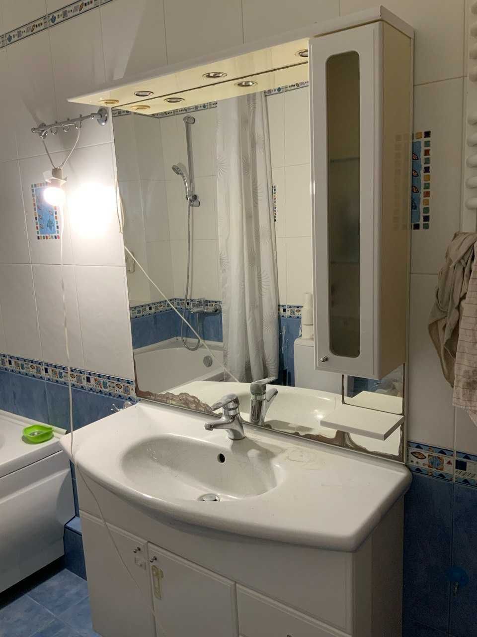 Тумба з дзеркалом у ванну