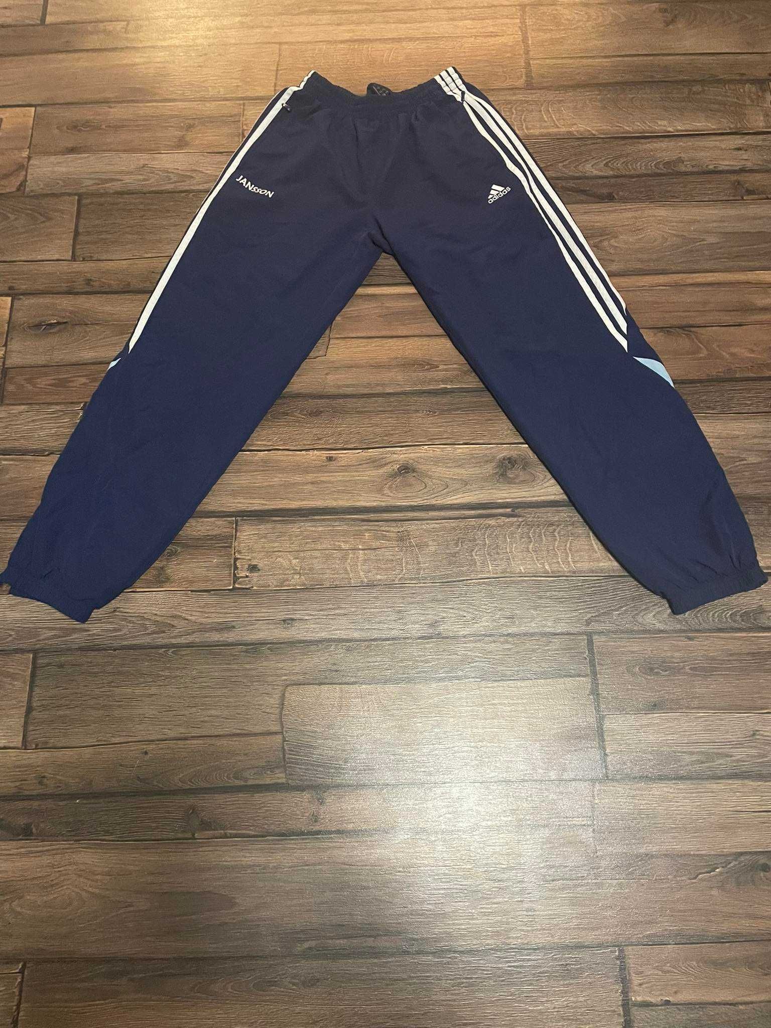 Niebieskie spodnie adidas