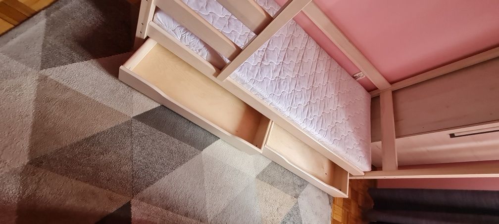 Drewniane łóżko piętrowe z materacami