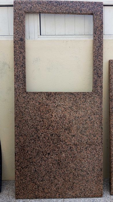 Granitos rosa com encastre para placa