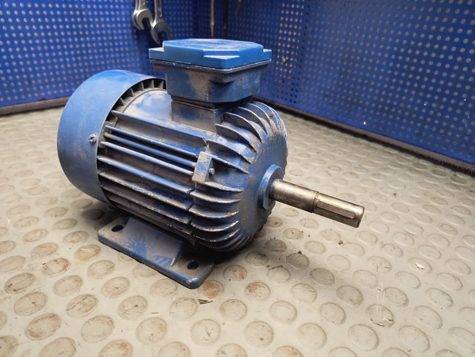 Silnik 0,55kW elektryczny motor długi wałek 1440/min betoniarka