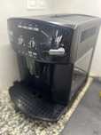 Czarny ekspres do kawy DeLonghi