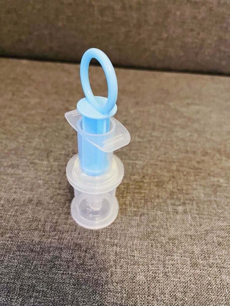 Соска-дозатор для прийому ліків малюкам (у футлярі)