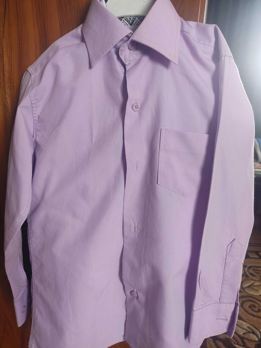 Сорочки для хлопчиків 6-8 рочків. Одна біла, друга фіолетова.