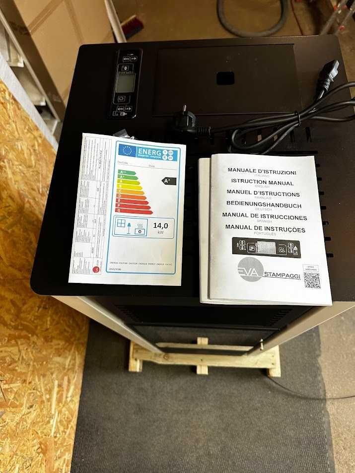 Piecyk na pellet Eva Calor Giusy 15 kW z DGP do trzech pomieszczeń