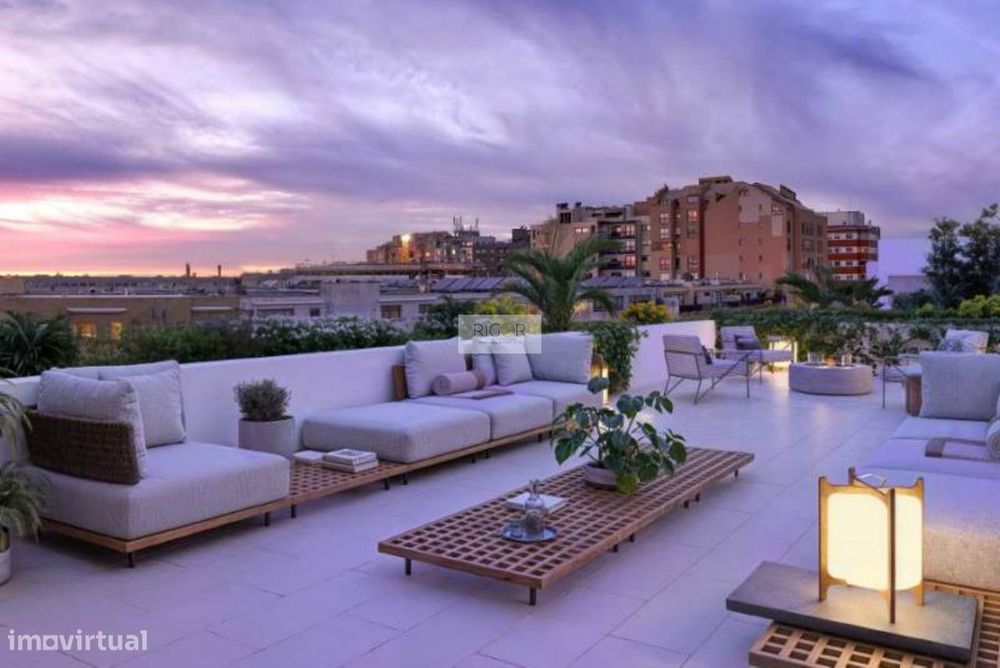 Apartamento T4 com 2 pátios, 3 lugares de estacionamento e arrumo em M