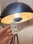 Loftowa lampa stojąca ze zmiennym światłem