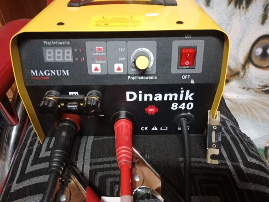 Prostownik z rozruchem 12/24V model 840