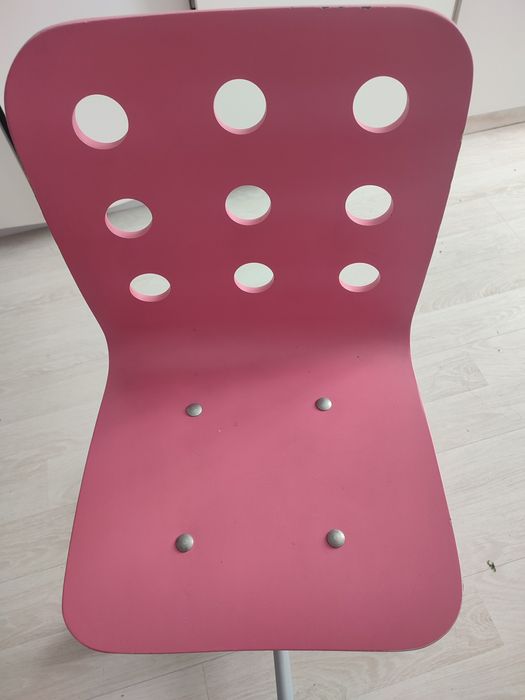 Różowe krzesło obrotowe do biurka