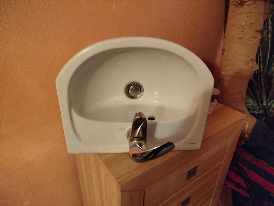 Umywalka wraz z baterią