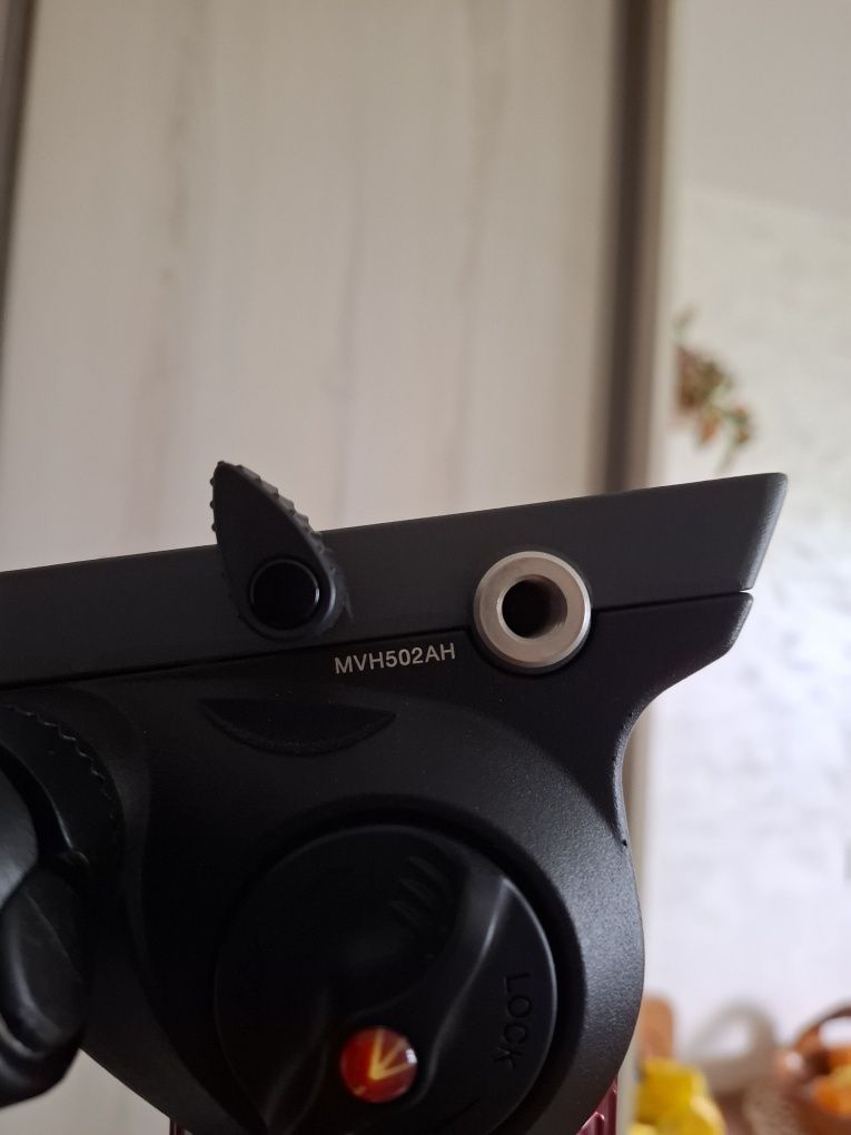 Manfrotto 546B z głowicą i wózkiem.