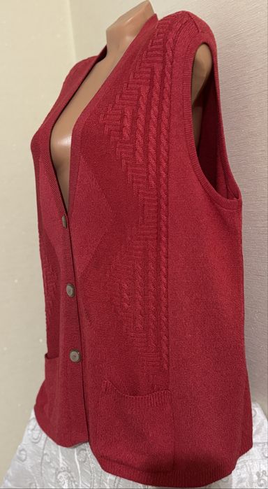 Вовняна жилетка на гудзиках