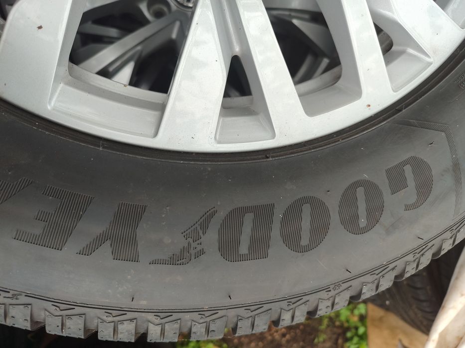 VW TOUAREG lll Koła Zimowe R18 Goodyear