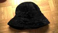 Czarny aksamitny kapelusz
